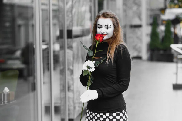 Het Meisje Met Make Van Mimespeler Improvisatie Mime Toont Verschillende — Stockfoto