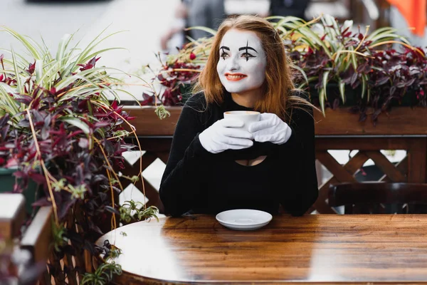 Chica Mimo Bebe Café París Mime Comediante Bebiendo Café — Foto de Stock