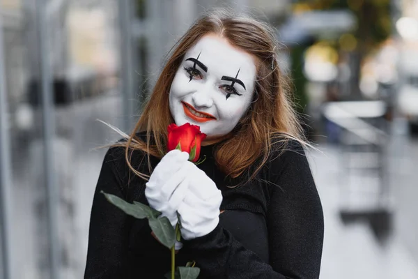 Menina Com Maquiagem Mímico Improvisação Mímica Mostra Emoções Diferentes — Fotografia de Stock