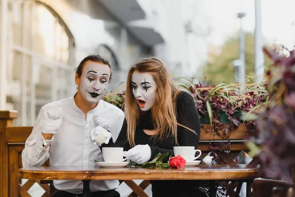 Mimes Μπροστά Από Παρίσι Cafe Ενεργεί Σαν Πόσιμο Τσάι Καφέ — Φωτογραφία Αρχείου