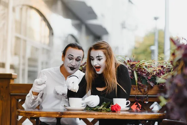 Mime Μπροστά Από Παρίσι Cafe Ενεργεί Σαν Πόσιμο Τσάι Καφέ — Φωτογραφία Αρχείου