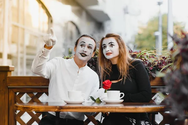 Mime Μπροστά Από Παρίσι Cafe Ενεργεί Σαν Πόσιμο Τσάι Καφέ — Φωτογραφία Αρχείου