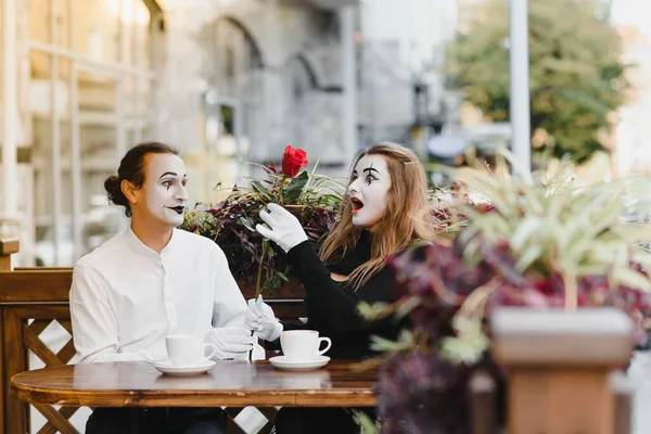 Mime Przed Kawiarnią Paryżu Zachowuje Się Jak Pijący Herbatę Lub — Zdjęcie stockowe