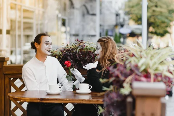 Mimo Masculino Dando Una Flor Mimo Femenino — Foto de Stock