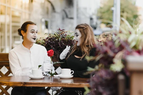 Erkek Pandomimci Dişi Pandomimciye Çiçek Veriyor — Stok fotoğraf