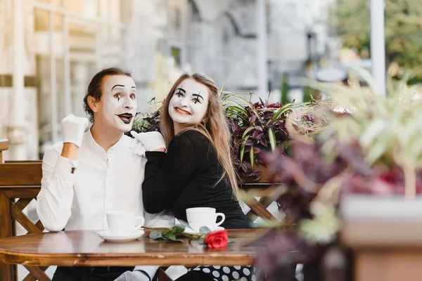 Miimikko Pariisin Kahvilan Edessä Käyttäytyy Kuin Joisi Teetä Tai Kahvia — kuvapankkivalokuva