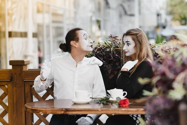 Mimes Μπροστά Από Παρίσι Cafe Ενεργεί Σαν Πόσιμο Τσάι Καφέ — Φωτογραφία Αρχείου