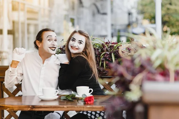 Mime Před Pařížskou Kavárnou Chová Jako Pití Čaje Nebo Kávy — Stock fotografie