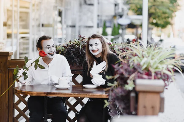 Mime Před Pařížskou Kavárnou Chová Jako Pití Čaje Nebo Kávy — Stock fotografie