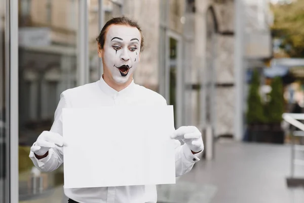Mensaje Aquí Actor Mimo Sosteniendo Letra Blanca Vacía Retrato Colorido — Foto de Stock