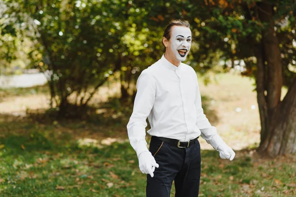 Portret Van Een Man Kunstenaar Clown Mime Laat Iets Zien — Stockfoto