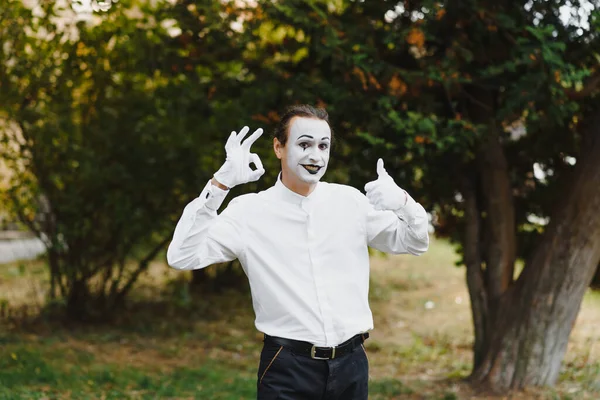 Portret Van Een Man Kunstenaar Clown Mime Laat Iets Zien — Stockfoto