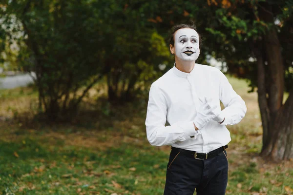 Retrato Homem Artista Palhaço Mime Mostra Alguma Coisa Mime Actor — Fotografia de Stock