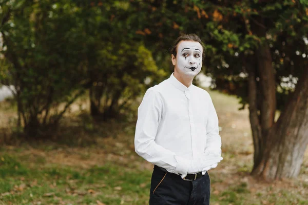 Portret Van Een Man Kunstenaar Clown Mime Laat Iets Zien — Stockfoto