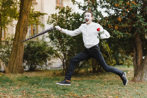 Retrato Homem Artista Palhaço Mime Mostra Alguma Coisa Mime Actor — Fotografia de Stock