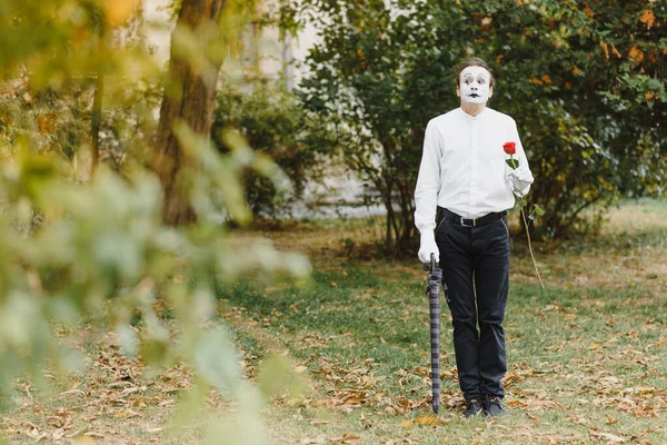 Retrato Homem Artista Palhaço Mime Mostra Alguma Coisa Mime Actor — Fotografia de Stock