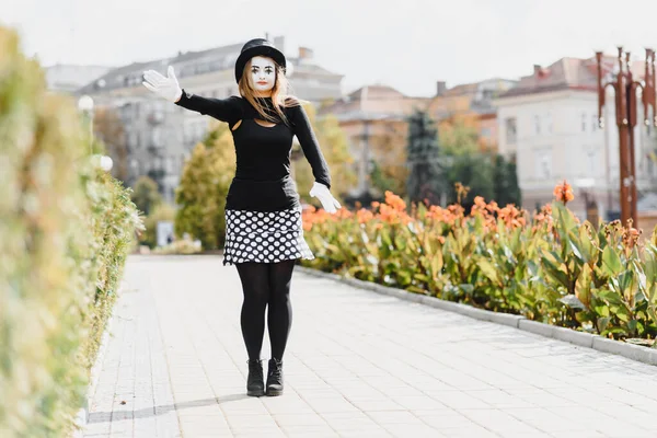 Retrato Comediante Mímica Mímica Menina Rua — Fotografia de Stock