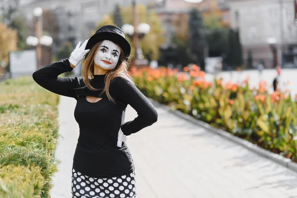 Dívka Make Upem Mimika Improvizace Mime Ukazuje Různé Emoce — Stock fotografie