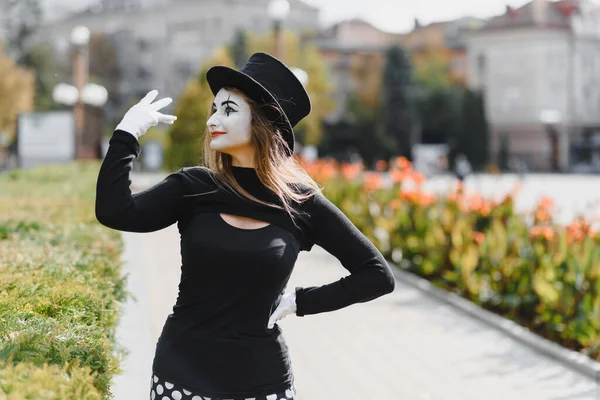 Retrato Comediante Mímica Mímica Menina Rua — Fotografia de Stock