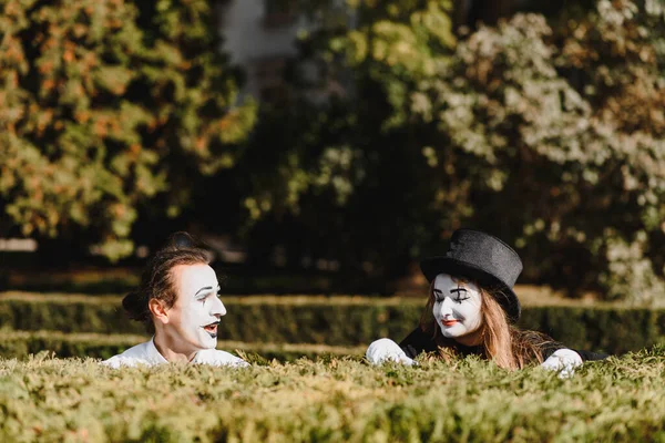 Artistas Rua Apresentando Dois Mimes Homem Mulher Abril Tolos Dia — Fotografia de Stock