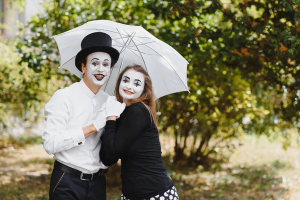 Pár Mimiků Kráčí Chodníku Pod Deštníky Enamored Mimes Jump — Stock fotografie