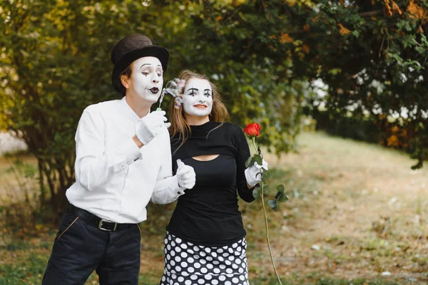 Mime Kunstenaar Blazen Een Zeepbel Door Toverstaf Groene Achtergrond — Stockfoto