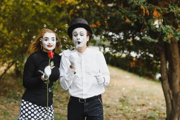 Mime Kunstenaar Blazen Een Zeepbel Door Toverstaf Groene Achtergrond — Stockfoto