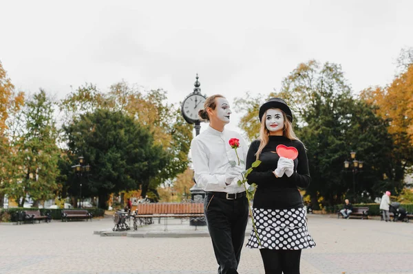 Mime Stradă Așteptând Întâlnească Iubitul Său Portretul Unui Comediant Mimic — Fotografie, imagine de stoc