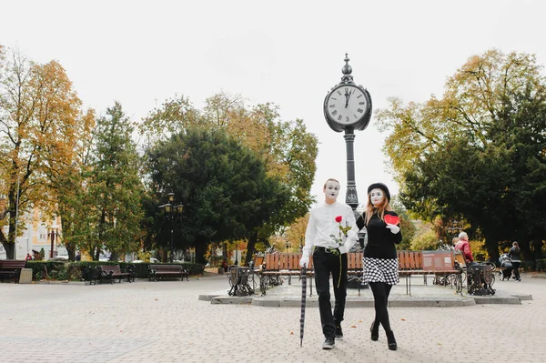 Par Mimes Alegres Ele Apressa Encontro — Fotografia de Stock