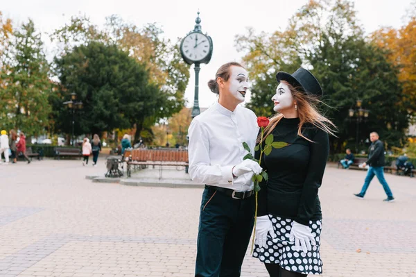 Par Mimes Alegres Ele Apressa Encontro — Fotografia de Stock