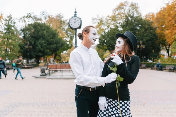 Par Mimes Alegres Ele Apressa Encontro — Fotografia de Stock