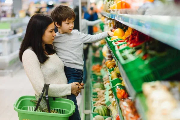 Kadın ve çocuk süpermarkette aile alışverişi yaparken