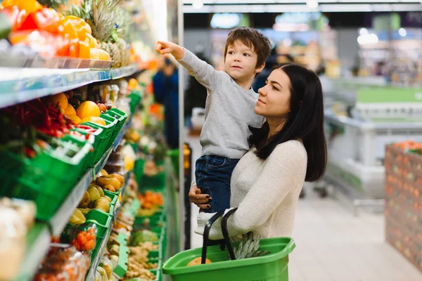 Kadın ve çocuk süpermarkette aile alışverişi yaparken