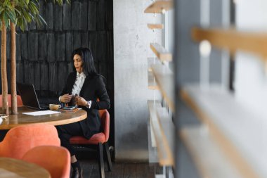 Ofisinde not defteri olan genç ve güzel bir iş kadını.