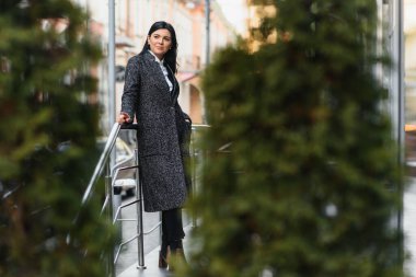 Şehirdeki çekici genç kadın. İş kadını.