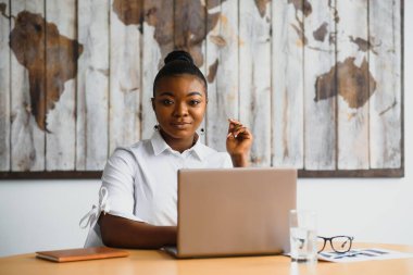 Çekici kadın Afrikalı ofis çalışanı telefonda konuşuyor.
