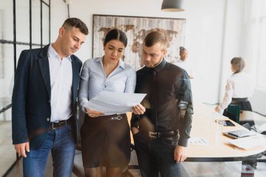 Modern ofiste mutlu çalışanları olan başarılı bir şirket.