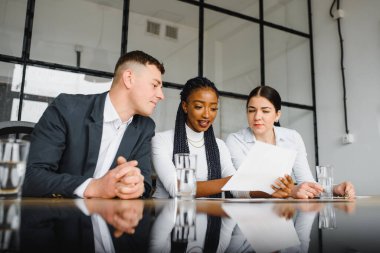 Çok ırklı iş adamları, girişimciler, iş dünyası, küçük işletme kavramı