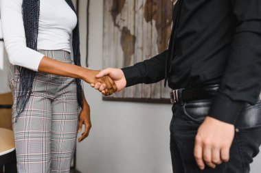Mutlu siyahi kadın çalışanlar profesyonel başarı için ödüllendiriliyor. El sıkışma, hoşgörülü erkek menajer, gururlu Afrikalı iş kadınının elini sıkarak iş kavramında hızlı tanınmalarını sağlıyor.