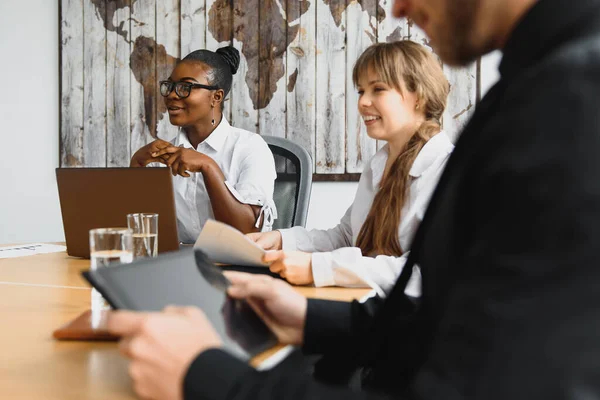 Gruppo Giovani Uomini Affari Felici Incontro Presso Ufficio Moderno Gruppo — Foto Stock