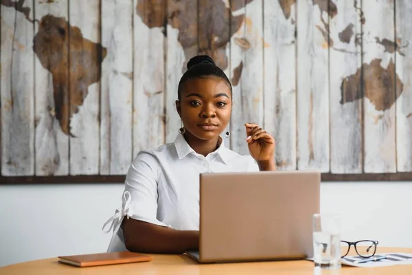 Beautiful Young African American Businesswoman Working Computer — Stock Photo, Image