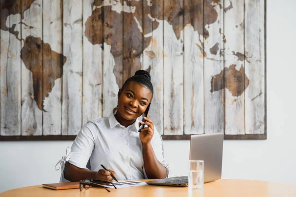 Atractiva Trabajadora Oficina Africana Hablando Por Teléfono — Foto de Stock