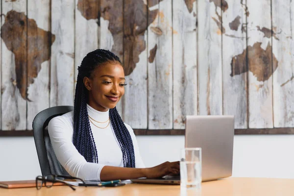 Hermosa Joven Mujer Negocios Afroamericana Que Trabaja Computadora — Foto de Stock