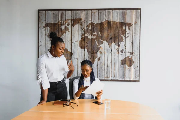 Two Businesswomen Meeting Table Modern Office — Stock Photo, Image