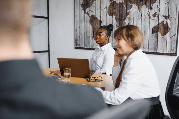 Azienda Successo Con Dipendenti Felici Ufficio Moderno — Foto Stock