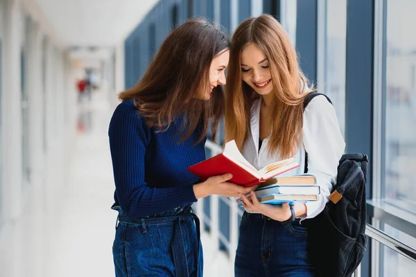 Dos Jóvenes Estudiantes Pie Con Libros Bolsas Pasillo Universidad Hablando — Foto de Stock