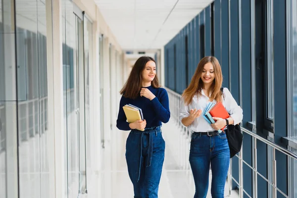 Dos Jóvenes Estudiantes Pie Con Libros Bolsas Pasillo Universidad Hablando — Foto de Stock