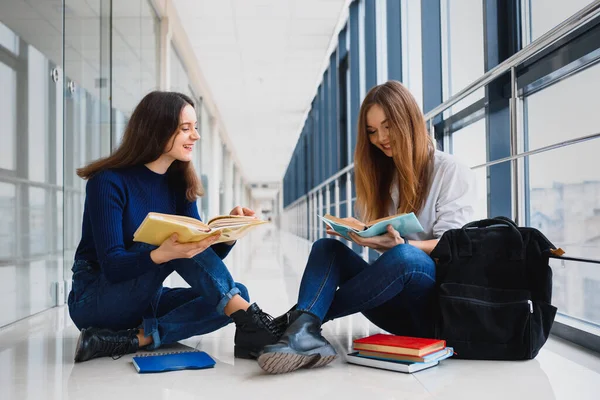 Дві Красиві Студентки Жінки Книгами Сидять Підлозі Університетському Коридорі — стокове фото