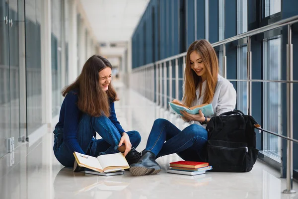 Due Belle Studentesse Con Libri Seduti Sul Pavimento Nel Corridoio — Foto Stock