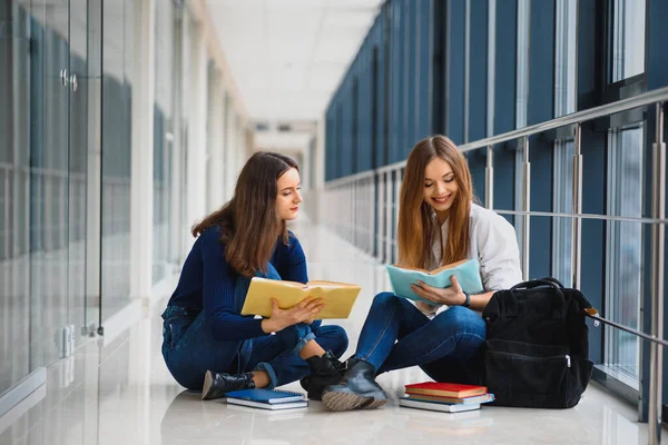 Ženské Studentky Sedí Podlaze Před Zkouškou Čtou Poznámky — Stock fotografie